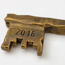 Schmiedeeiserner Schlüssel mit goldene Patina Schmiedeeiserner Schlüssel mit goldene Patina