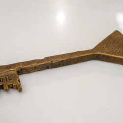Handgeschmiedeter Schlüssel hergestellt im Atelier der Schmiedekunst UKOVMI Handgeschmiedeter Schlüssel hergestellt im Atelier der Schmiedekunst UKOVMI