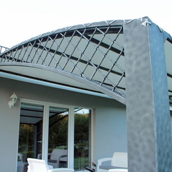 Schmiedeeiserne Überdachung der Terrasse eines Familienhauses Schmiedeeiserne Überdachung der Terrasse eines Familienhauses