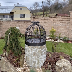 Geschmiedeter Brunnenabdeckungen im Garten eines Einfamilienhauses bei Stropkov