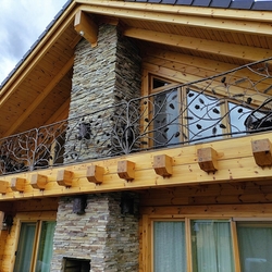 Knstlerisches geschmiedetes Gelnder mit Waldmotiv von Kiefer auf dem Balkon einer Tatra-Htte  Auengelnder