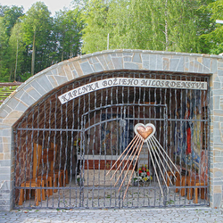 Gitter an der Kapelle mit einem Kupferherz und einer Edelstahlinschrift