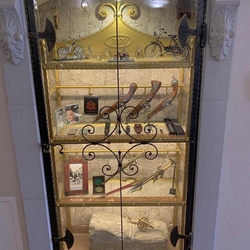 Geschmiedete Vitrine mit Glas in einem Brgerhaus aus dem 15. Jahrhundert in Spisk Nov Ves, Slowakei