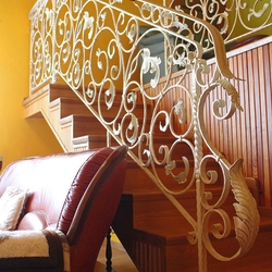 Handgeschmiedete Innengeländer für Treppen in Weiß mit gold-grüner Patina Handgeschmiedete Innengeländer für Treppen in Weiß mit gold-grüner Patina