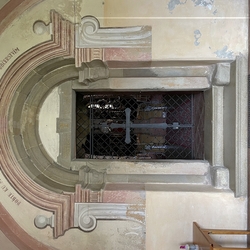 Geschmiedetes Gitter mit Kreuz in der römisch-katholischen Pfarrkirche aus dem 13. Jahrhundert Geschmiedetes Gitter mit Kreuz in der römisch-katholischen Pfarrkirche aus dem 13. Jahrhundert