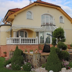 Überdachung der Terrasse in weißer Farbe Überdachung der Terrasse in weißer Farbe