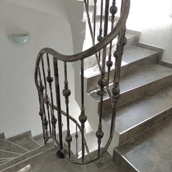 Hochwertiges Wendelgeländer auf der Treppe – Innengeländer Hochwertiges Wendelgeländer auf der Treppe – Innengeländer