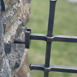 Detail der geschmiedeten Umzäunung der Kirche Detail der geschmiedeten Umzäunung der Kirche