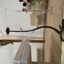 Geschmiedeter Kerzenhalter, hergestellt für eine Kirche – Designer-Kerzenhalter in Form eines Eichenastes Geschmiedeter Kerzenhalter, hergestellt für eine Kirche – Designer-Kerzenhalter in Form eines Eichenastes