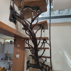 Geschmiedete Innentreppe geschmiedet als Baum für ein Einfamilienhaus Geschmiedete Innentreppe geschmiedet als Baum für ein Einfamilienhaus
