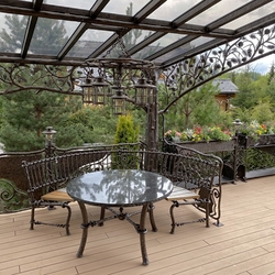 Designtisch mit der Bank, Leuchten und außergewöhnliche Überdach der Terrasse gefertigt als Kiefer Designtisch mit der Bank, Leuchten und außergewöhnliche Überdach der Terrasse gefertigt als Kiefer