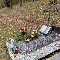 Ein auergewhnliches Denkmal, entworfen und geschaffen bei UKOVMI aus Liebe zum Gedenken an einen von uns