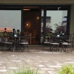  Handgeschmiedete runde Tische und Sthle mit dem Namen der Restaurantmarke Bellucci  Terrassenmbel