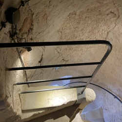 Ein gedrehter spiralförmiger Handlauf auf der Treppe des Kirchturms der Renaissance-Kirche aus dem 16. Jahrhundert in Stropkov Ein gedrehter spiralförmiger Handlauf auf der Treppe des Kirchturms der Renaissance-Kirche aus dem 16. Jahrhundert in Stropkov