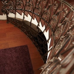 Hochwertiges Bogengeländer auf der Treppe eines Einfamilienhauses Hochwertiges Bogengeländer auf der Treppe eines Einfamilienhauses