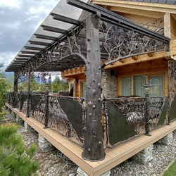 Ein Kunstwerk als komplexe Überdachung einer Terrasse mit Geländer in der Tatra Ein Kunstwerk als komplexe Überdachung einer Terrasse mit Geländer in der Tatra