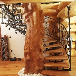 Luxurise Schmiedetreppe mit Gelnder in Form eines Nadelbaums  handgeschmiedet im Kunstschmiedeatelier UKOVMI