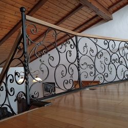 Schmiedeeisernes Geländer mit Holzhandlauf für die Galerie und Treppen, gefertigt im Kunstschmiedebetrieb UKOVMI Schmiedeeisernes Geländer mit Holzhandlauf für die Galerie und Treppen, gefertigt im Kunstschmiedebetrieb UKOVMI