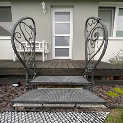 Design-Treppe mit handgeschmiedetem Geländer von UKOVMI für den Außenbereich eines Einfamilienhauses Design-Treppe mit handgeschmiedetem Geländer von UKOVMI für den Außenbereich eines Einfamilienhauses