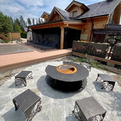Handgeschmiedete Gartenstühle als Teil eines multifunktionalen Feuerstelle mit Grill und Holzlager Handgeschmiedete Gartenstühle als Teil eines multifunktionalen Feuerstelle mit Grill und Holzlager