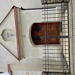 Geschmiedetes Tor mit handgeschmiedetem Kreuz Geschmiedetes Tor mit handgeschmiedetem Kreuz