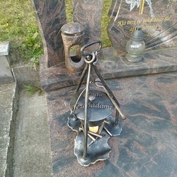 Kerzenhalter für das Grab – handgeschmiedeter Kessel mit Beschriftung, entworfen und hergestellt nach den Wünschen des Kunden Kerzenhalter für das Grab – handgeschmiedeter Kessel mit Beschriftung, entworfen und hergestellt nach den Wünschen des Kunden