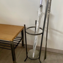 Geschmiedeter Stnder fr Regenschirme mit schnem hochwertigem Schuhlffel  modernes eckiges Design