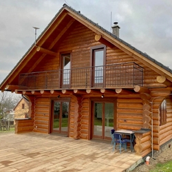 Blockhaus mit schmiedeeisernem Balkongelnder