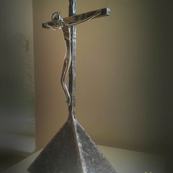 Schmiedeeisernes Kreuz in einer Kirche Schmiedeeisernes Kreuz in einer Kirche