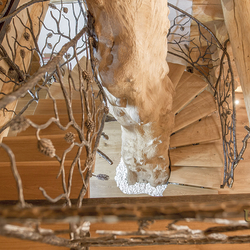 Handgeschmiedetes Geländer mit natürlichem Motiv eines Baumes - Ansicht von oben Handgeschmiedetes Geländer mit natürlichem Motiv eines Baumes - Ansicht von oben
