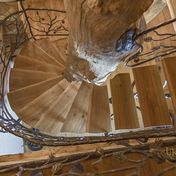 Exklusive Treppe und Geländer im Interieur - geschmiedetes Geländer Exklusive Treppe und Geländer im Interieur - geschmiedetes Geländer