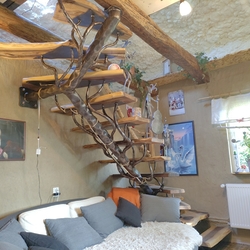 Luxuriöse handgeschmiedete Treppe mit Naturdesign im Interieur Luxuriöse handgeschmiedete Treppe mit Naturdesign im Interieur