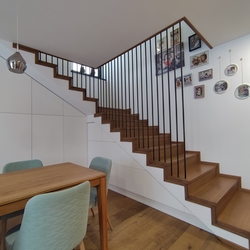 Innengeländer auf der Treppe eines Einfamilienhauses in einem modernen Stil Innengeländer auf der Treppe eines Einfamilienhauses in einem modernen Stil