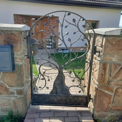  Handgeschmiedetes Tor mit Baum-Motiv - knstlerisches Tor bei einem Einfamilienhaus in der Ostslowakei