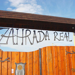 Geschmiedete Anschrift einer Gartenunternehmen 'ZHRADA REAL'