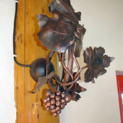 Handgeschmeidete Wandlampe 'Weinrebe' - Innenbeleuchtung Handgeschmeidete Wandlampe 'Weinrebe' - Innenbeleuchtung