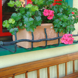 Geschmiedeter Blumentopfhalter 'Oma' mit grünem Edelrost Geschmiedeter Blumentopfhalter 'Oma' mit grünem Edelrost