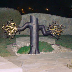 Kunstlerische Beleuchtung 'Baum' im Garten eines Familienhauses - Luxusleuchte Kunstlerische Beleuchtung 'Baum' im Garten eines Familienhauses - Luxusleuchte