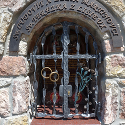 Forged monument of Saints with characteristic feature: Wedding-rings, Roses