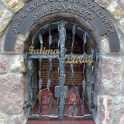 Schmiedeeisernes Heiligendenkmal  Inschrift, Gitter und Zeichen. St. Franz und St. Hyazintha  Fatima, St. Bernadette  Lourdes
