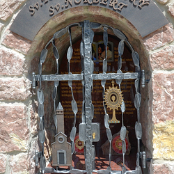 Geschmiedetes Denkmal mit Attributen der Heiligen. St. Thomas von Aquin  Kirche, St. Norbert  Monstranz