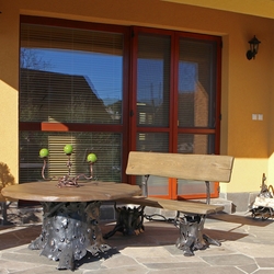 Luxuriser Tisch und Bnke auf der Terrasse des Einfamilienhauses  handgefertigte geschmiedete Gartensitzmbel