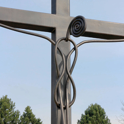 Schmiedeeisernes Kreuz auf einem Friedhof Schmiedeeisernes Kreuz auf einem Friedhof