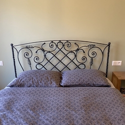 Romantisches geschmiedetes Bett im Schlafzimmer eines Familienhauses  geschmiedetes Mbel