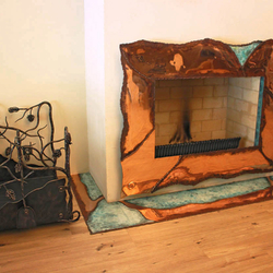 Kupferrahmen am offenen Kamin + handgeschmiedete Holztrage „Kiefer“ Kupferrahmen am offenen Kamin + handgeschmiedete Holztrage „Kiefer“