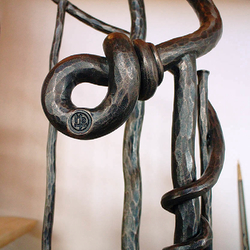 Handgeschmiedetes Geländer - Detail mit dem UKOVMI Firmenlogo Handgeschmiedetes Geländer - Detail mit dem UKOVMI Firmenlogo