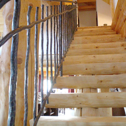 Geschmiedetes Geländer für Treppen in der Blockhütte Geschmiedetes Geländer für Treppen in der Blockhütte