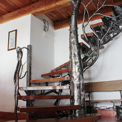 Kunstvolle Treppe mit Geländer in Form eines Baumes, hergestellt aus natürlichen Werk-stoffen, Metall und Holz – modernes Geländer Kunstvolle Treppe mit Geländer in Form eines Baumes, hergestellt aus natürlichen Werk-stoffen, Metall und Holz – modernes Geländer
