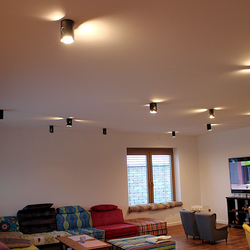 Gesamtansicht der Wohnzimmerbeleuchtung in einem Einfamilienhaus - knstlerische Leuchten