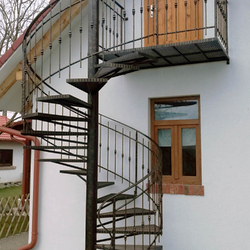 geschmiedete Wendeltreppe mit Geländer auf einer Hütte geschmiedete Wendeltreppe mit Geländer auf einer Hütte